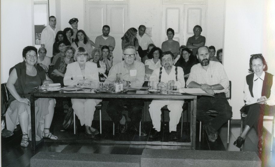 Exposição Adalice Araújo A crítica de arte Adalice Araújo em uma das avaliações do Salão Paranaense; à esquerda a atual diretora da EMBAP. Maria José Justino.