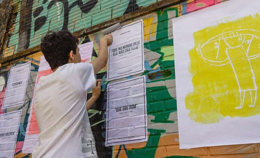 Projeto Transforme Sorrisos O projeto Transforme Sorrisos também fez ações como colagens de lambe-lambe pela cidade.