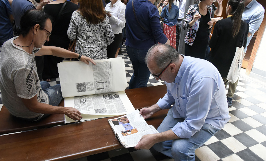 Mostra conta com uma Praça de Leitura no hall, com textos da crítica Adalice Araújo.