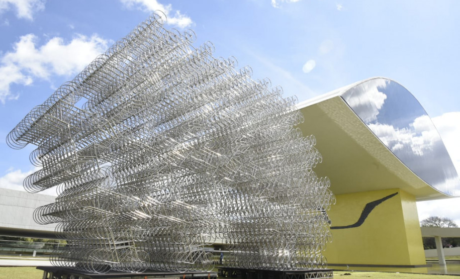 Ai Weiwei MON Imagens da montagem da exposição no MON, que traz 40 obras monumentais do artista chinês Ai Weiwei.