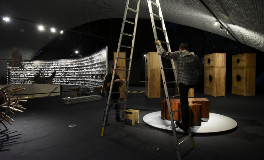 Ai Weiwei MON Imagens da montagem da exposição no MON, que traz 40 obras monumentais do artista chinês Ai Weiwei.