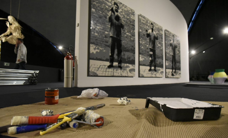 Ai Weiwei MON Imagens da montagem da exposição no MON, que traz 40 obras monumentais do artista chinês Ai Weiwei.