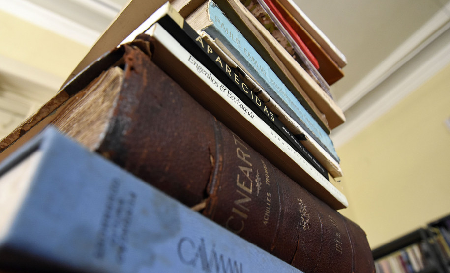 Biblioteca do Museu da Imagem e do Som do Paraná (MIS-PR).