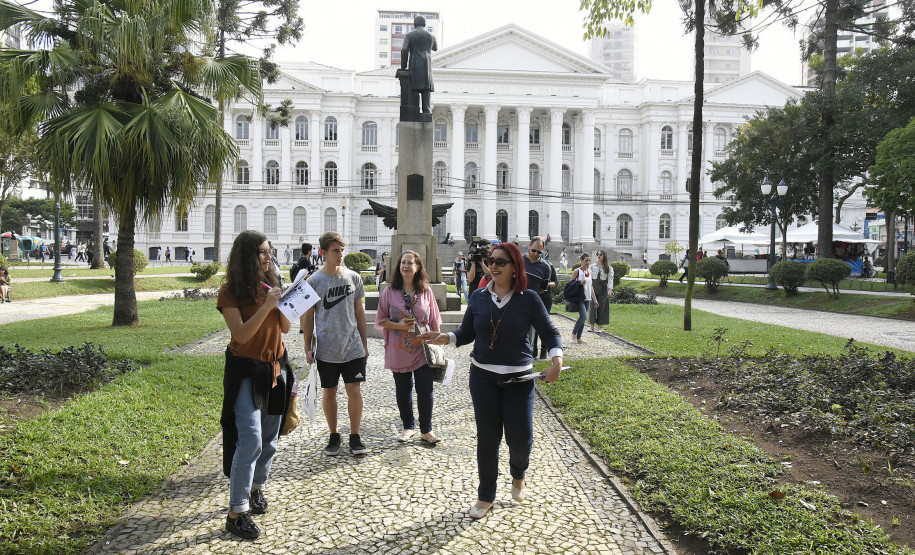 Passeio guiado pela exposição "Revisitando Curitiba" passa por locais históricos do centro da cidade.