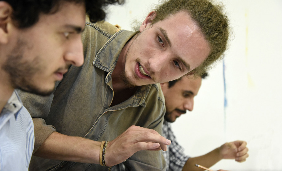 O professor do curso Croquis Urbanos, Guilherme Cesar Novak; aulas são no Museu Casa Alfredo Andersen.