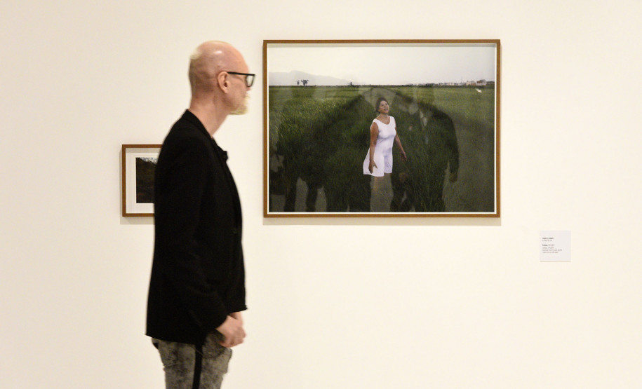 "Estamos Aqui" reúne obras de 15 artistas mulheres.