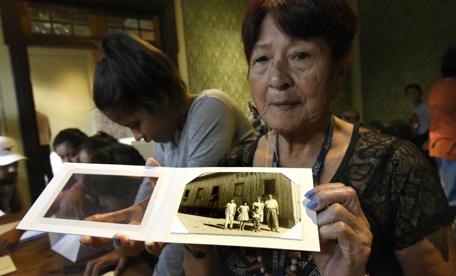 Maria Rosa Brasil Tiguá se reconheceu em uma foto feita por Kozák entre 1955-1956. Na foto, ela é a segunda criança, da esquerda para direita.