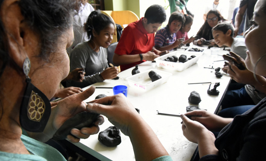 A equipe da Arqueologia promoveu uma oficina de modelagem em argila com os indígenas, relembrando as esculturas tradicionalmente feitas pelos Xetá com ceras de abelhas.