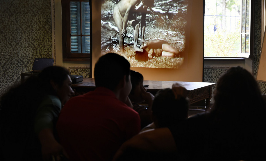 O grupo assistiu vídeos documentais feitos por Vladimir Kozák e que integram o acervo do museu.