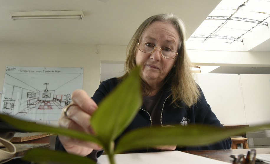 A professora Maria Celina Bini ensina a técnica em curso no Museu Casa Alfredo Andersen.