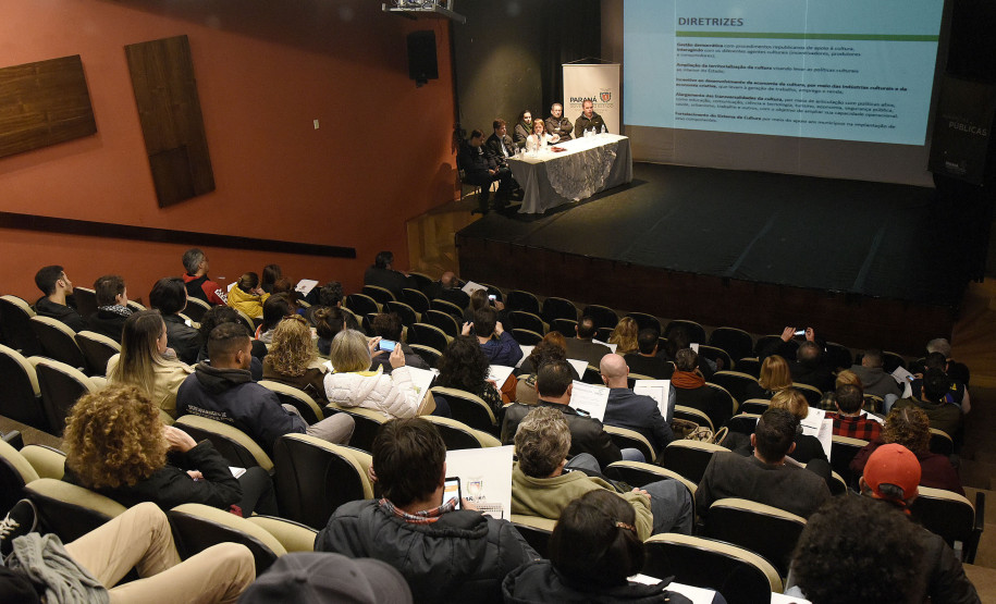 Audiências Públicas de Cultura estão ocorrendo nas oito macrorregiões do estado; na foto, reunião em Ponta Grossa.