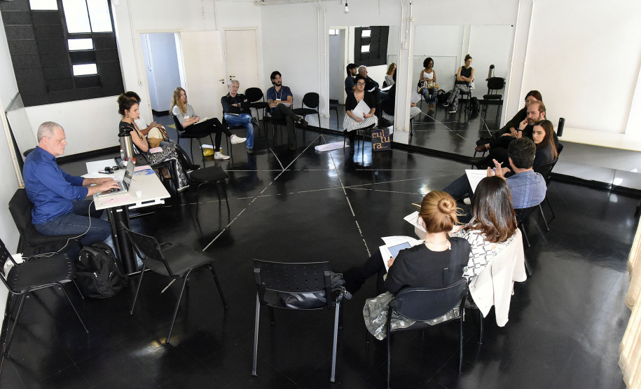 Na parte da tarde, grupos das áreas artístico-culturais se reúnem com os profissionais da Superintendência.