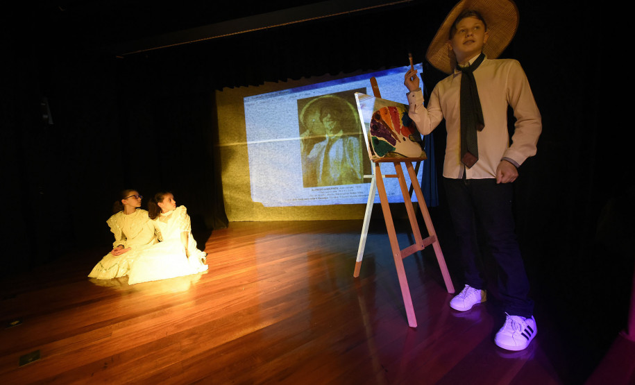 Cena da peça Alfredo Andersen: cenas do cotidiano de um paranista norueguês