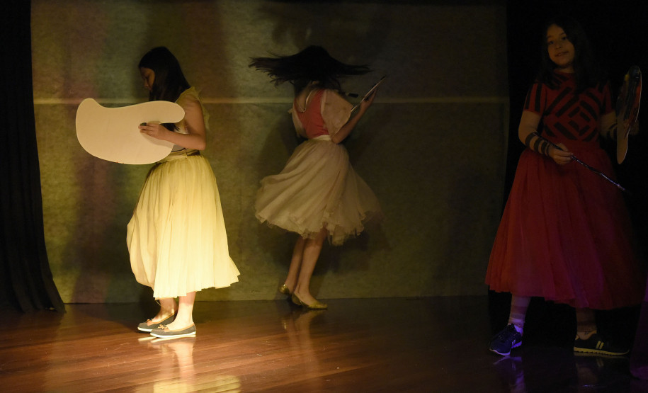 Os pincéis de Andersen são os narradores da história na peça