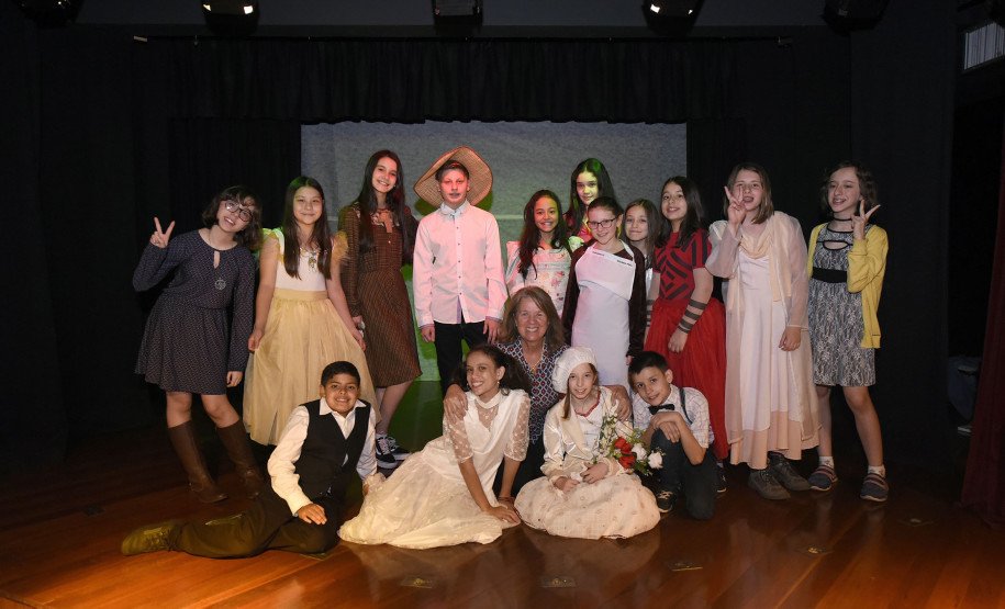 Os alunos de 8 a 14 anos do curso de teatro com a professora Magda Salete Sella