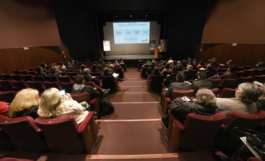 Mais de 1,5 mil agentes culturais, gestores e artistas do Paraná foram atendidos pelas audiências públicas; último encontro foi no Guairinha.