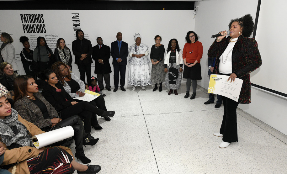 30 mulheres negras foram homenageadas na abertura da programação do Movimenta Preta; na foto a cantora Janine Mathias.