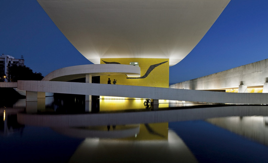 MON oferece oficina com artista do acervo.