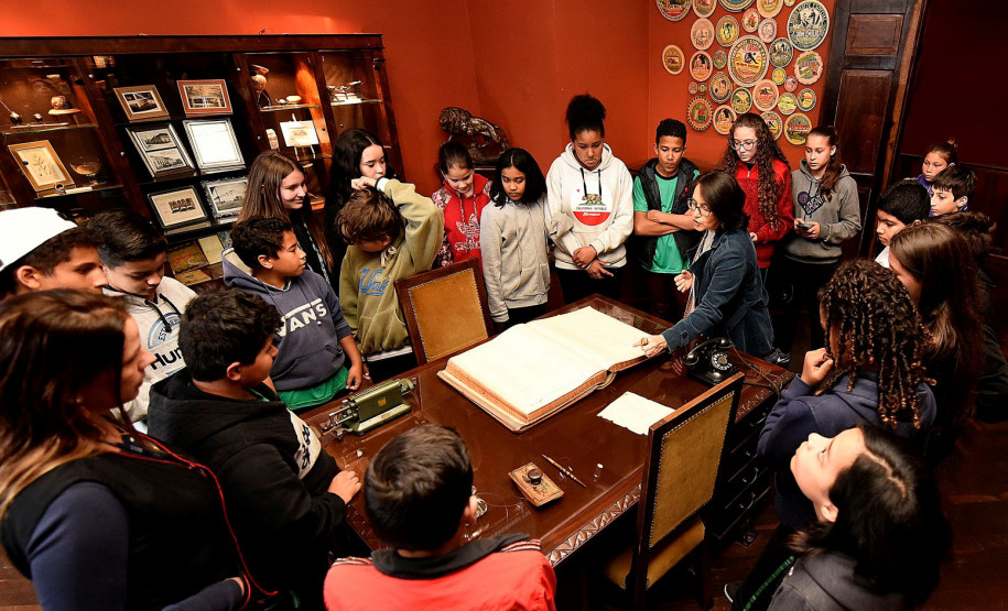 Sandra Gutierrez, do Setor Educativo, orienta estudantes durante visita mediada pelo Museu Paranaense
