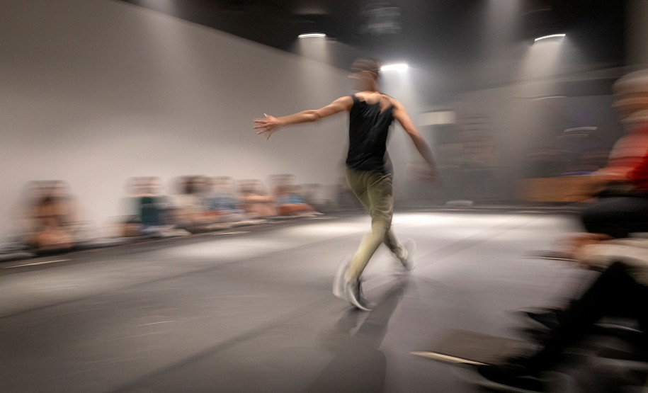 Espetáculo convida plateia a participar da criação de sons e movimentos no CJAP.