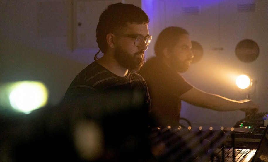 Espetáculo convida plateia a participar da criação de sons e movimentos no CJAP