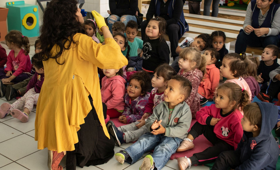 Edital para narradores de histórias está aberto; na foto, contação de histórias no CMEI Dorothy Stang, em Curitiba.