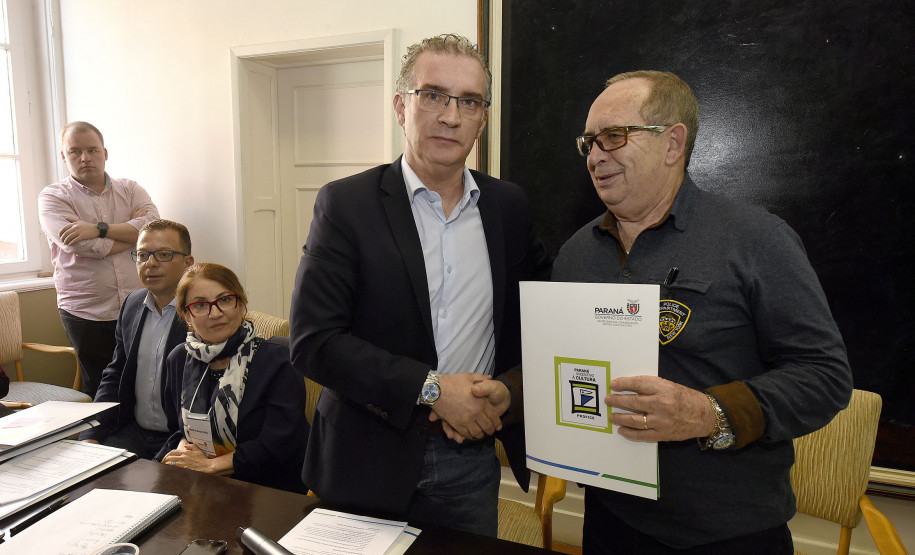 O secretário da Comunicação e da Cultura, Hudson José, entrega anteprojeto de lei que institui o Sistema Estadual de Cultura do Paraná ao deputado estadual Rubens Recalcatti, presidente da Comissão de Cultura da ALEP.