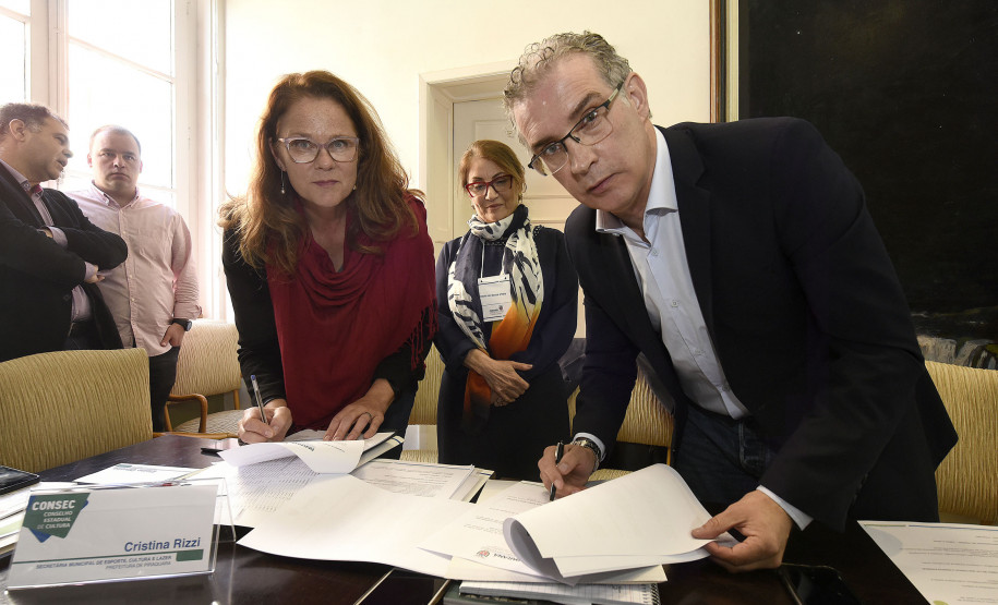 Assinatura do termo de cooperação técnica entre a Secretaria de Estado da Comunicação Social e da Cultura (SECC) e a Secretaria de Cultura, Esporte e Lazer do município de Piraquara, região metropolitana de Curitiba, para uso do SisProfice.