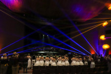 FUTURO – O Teatro Guaíra chega aos 140 anos com olhar para o presente e, principalmente, para o futuro. Atualmente, as produções próprias têm ingressos a preços populares, de R$ 10 e R$ 20, para atrair o público. Os corpos artísticos também circulam pelas cidades para levar a arte produzida no Guaíra por todo o Paraná.  “São formas de trazer o público para o teatro. A orquestra toca na Região Metropolitana, na periferia, a Escola de Dança se apresenta em escolas, parques e praças, e tudo vai formando um púb